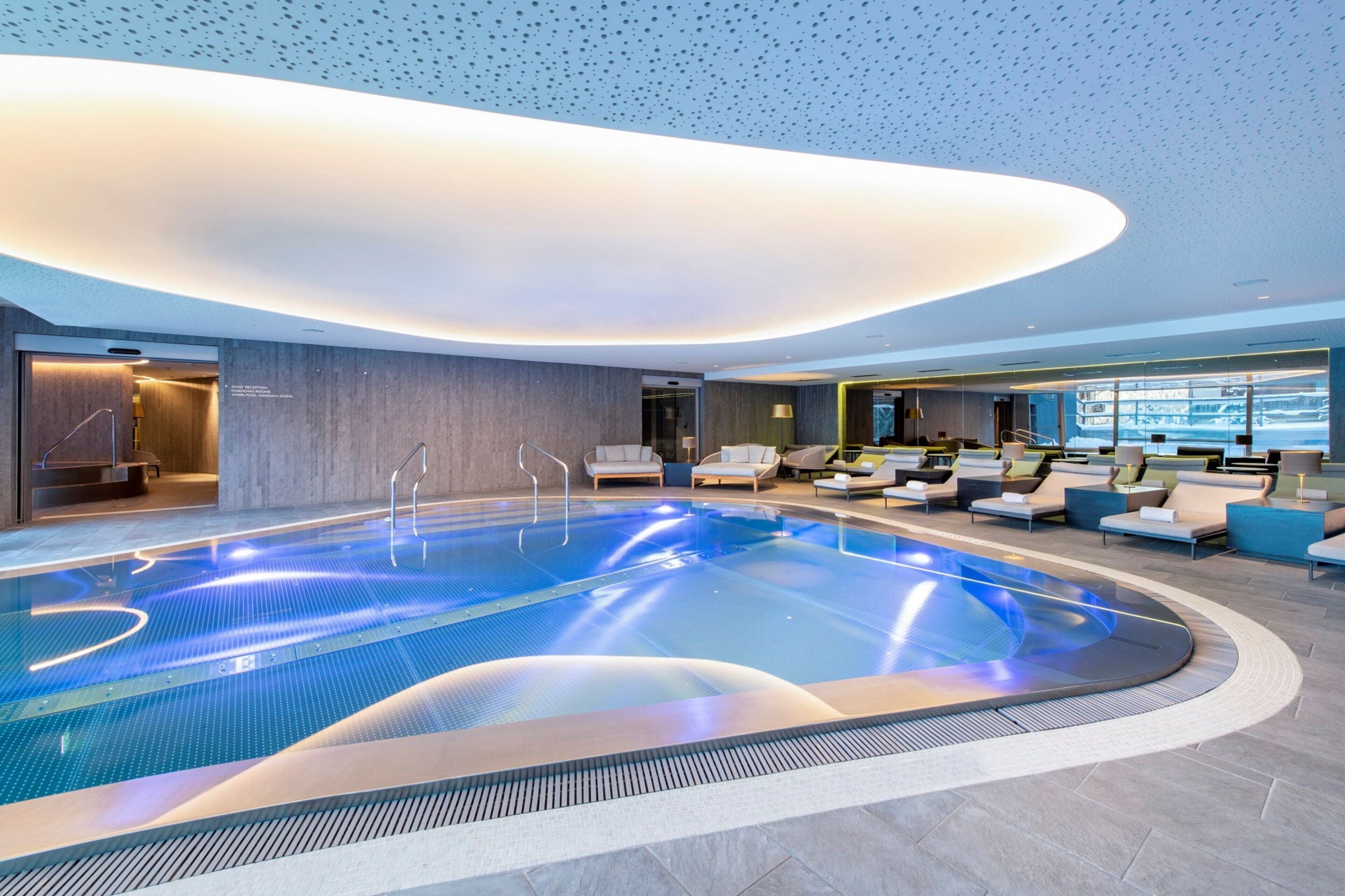 室內游泳池和室外游泳池，開放時間為 11:00 至 20:30，提供日光浴躺椅