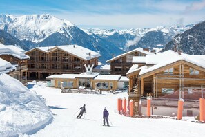 A ski resort with wooden cabins and a ski slope. - W Verbier (Bagnes)