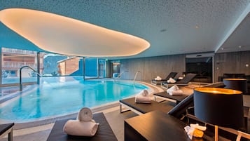 Innenpool, AuĂenpool, geöffnet von 11:00 Uhr bis 20:30 Uhr, LiegestĂŒhle