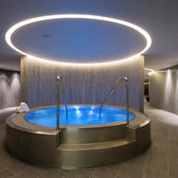 Salas de tratamiento para parejas, sauna y tina de hidromasaje