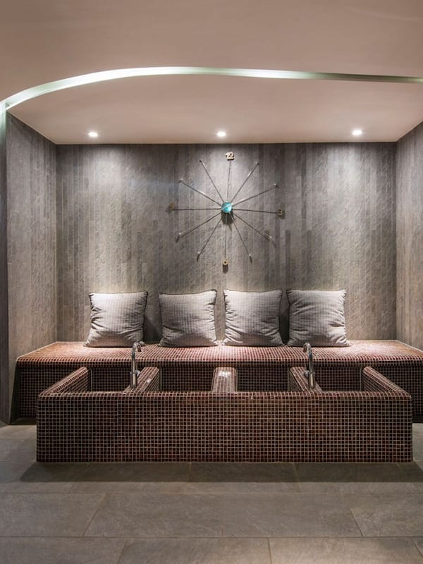 Salas de tratamiento para parejas, sauna y tina de hidromasaje