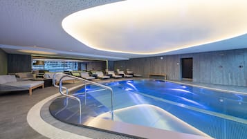 Inomhuspool och utomhuspool, öppettider: 11.00 till 20.30, och solstolar