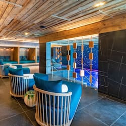 Salas de tratamiento para parejas, sauna y tina de hidromasaje