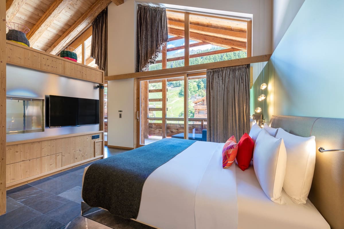 Studio suite, 1 kingsize bed met slaapbank, uitzicht op bergen | 1 slaapkamer, luxe beddengoed, een minibar, een kluis op de kamer