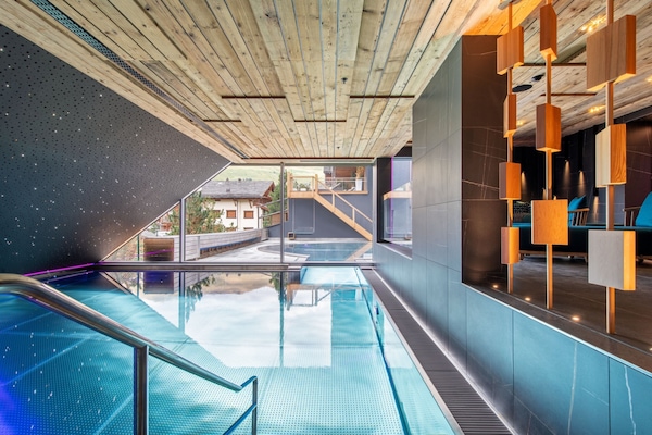 Una piscina techada, una piscina al aire libre