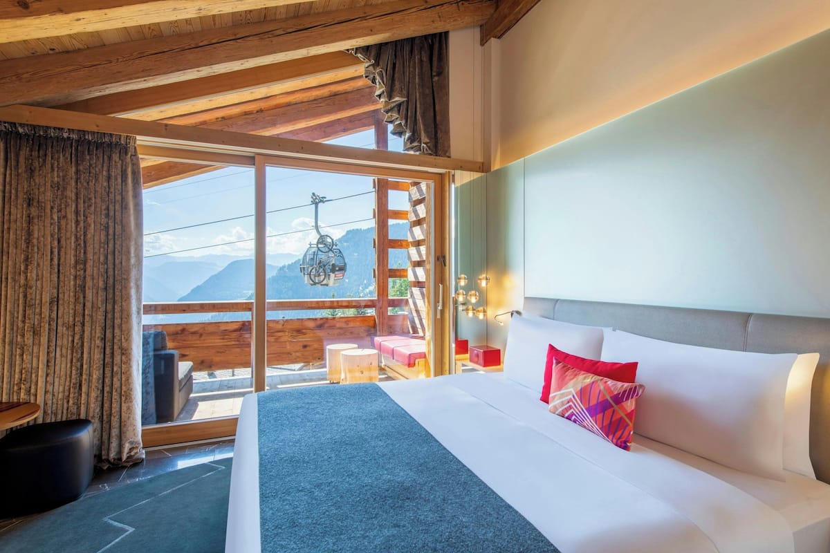 Junior studio suite, 1 kingsize bed met slaapbank, balkon, uitzicht op bergen (Balcony) | 1 slaapkamer, luxe beddengoed, een minibar, een kluis op de kamer