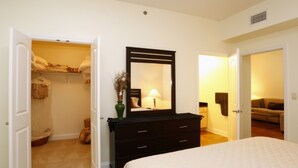 Ein Schlafzimmer mit Bett, Kommode und Kleiderschrank.