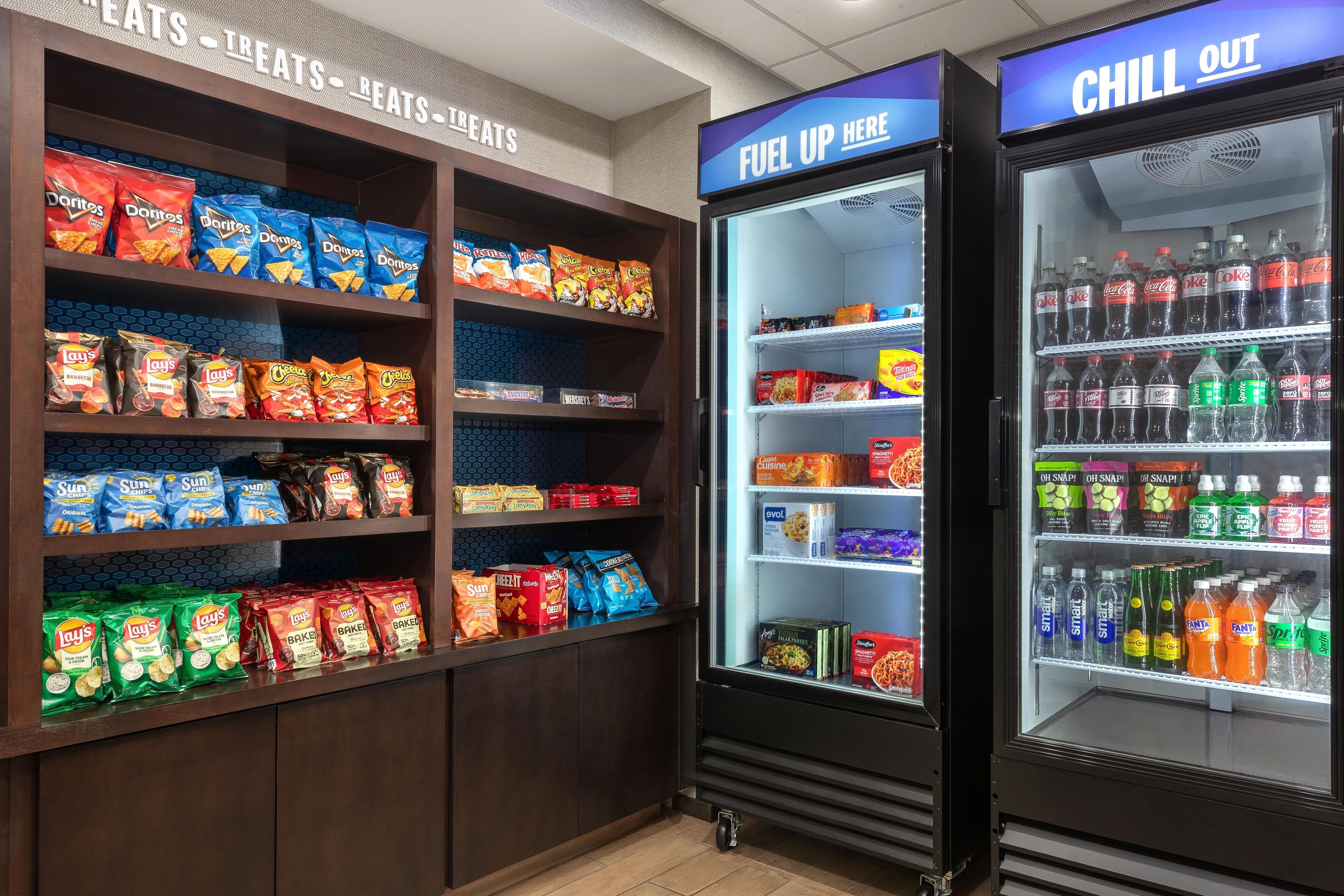 Espaço com máquinas de venda automática de lanches e bebidas.