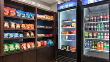 Espaço com máquinas de venda automática de lanches e bebidas.