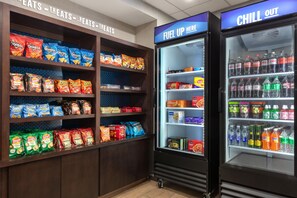 Et automatområde med snacks og drikkevarer.