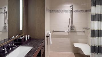 Une salle de bain avec un double lavabo, une douche et des toilettes.
