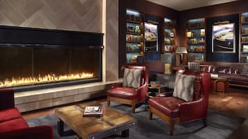 3 bars/lounges, lobby lounge