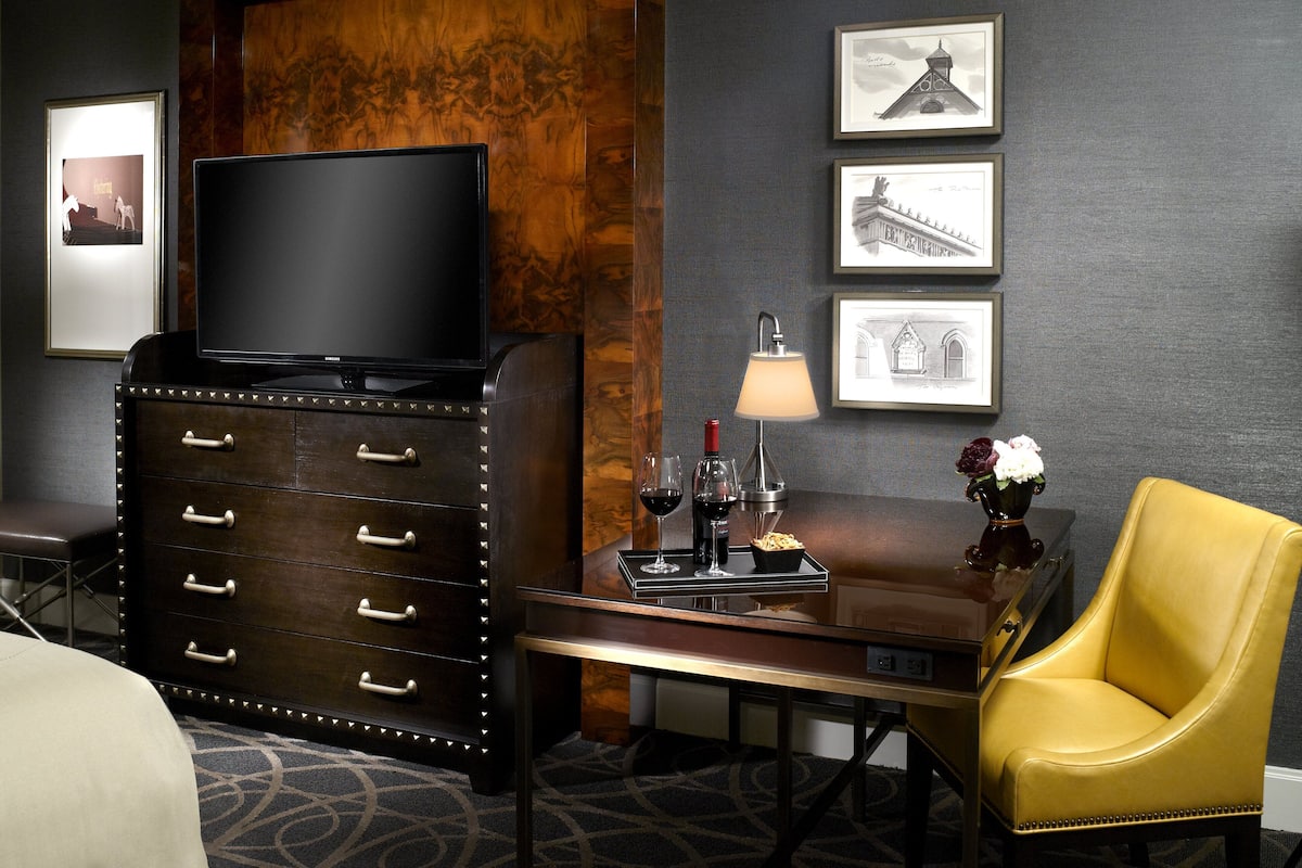 Pillowtop beds, in-room safe, desk, blackout drapes