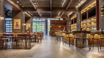 3 bars/lounges, lobby lounge