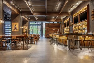 3 bars/lounges, lobby lounge