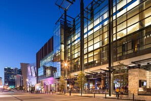Un edifici modern amb grans finestres i façana de vidre, que destaca per zones d'aigües amples i una entrada ben il·luminada.