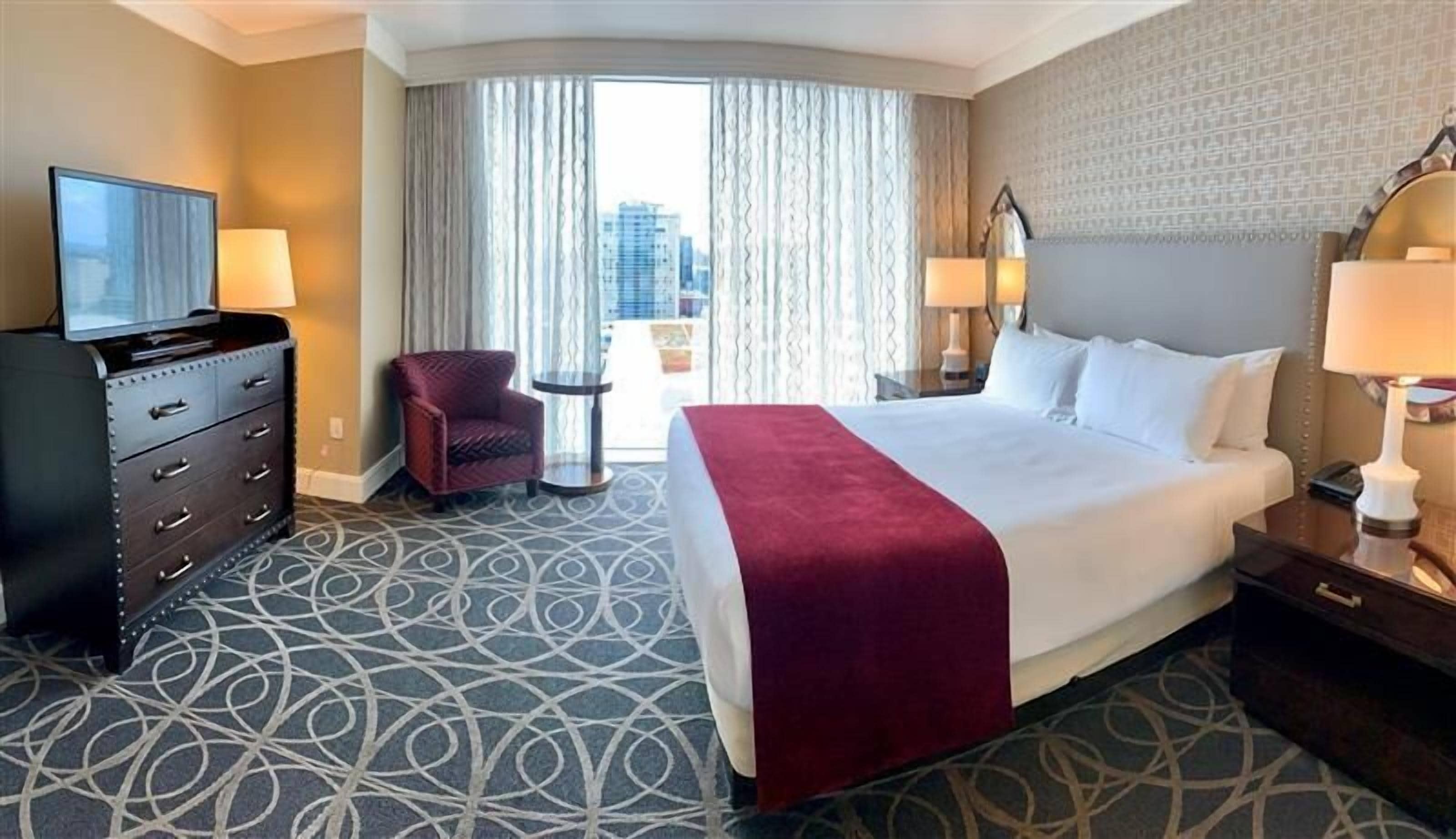 أسرّة بطبقة علوية مريحة وخزنة داخل الغرفة ومكتب وستائر تعتيم