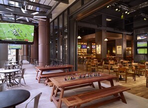 2 restaurants; breakfast, lunch, dinner, and brunch served