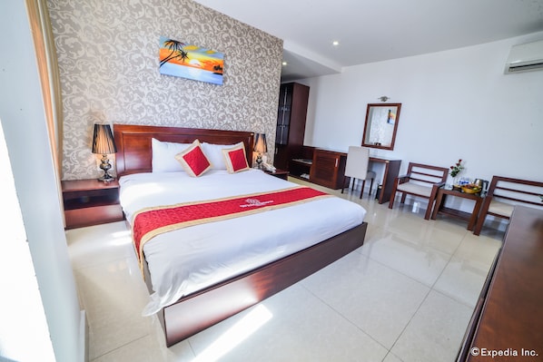 Deluxe Double Room | Minibar, in-room safe, desk, blackout curtains