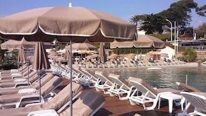 Unclassified image, 2 of 45, button - Hôtel du Levant (Antibes)