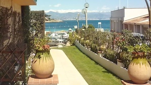 Unclassified image, 3 of 45, button - Hôtel du Levant (Antibes)