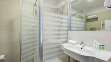 Classic Single Room, 1 Twin Bed | Bathroom | Shower, free toiletries, hair dryer, bidet