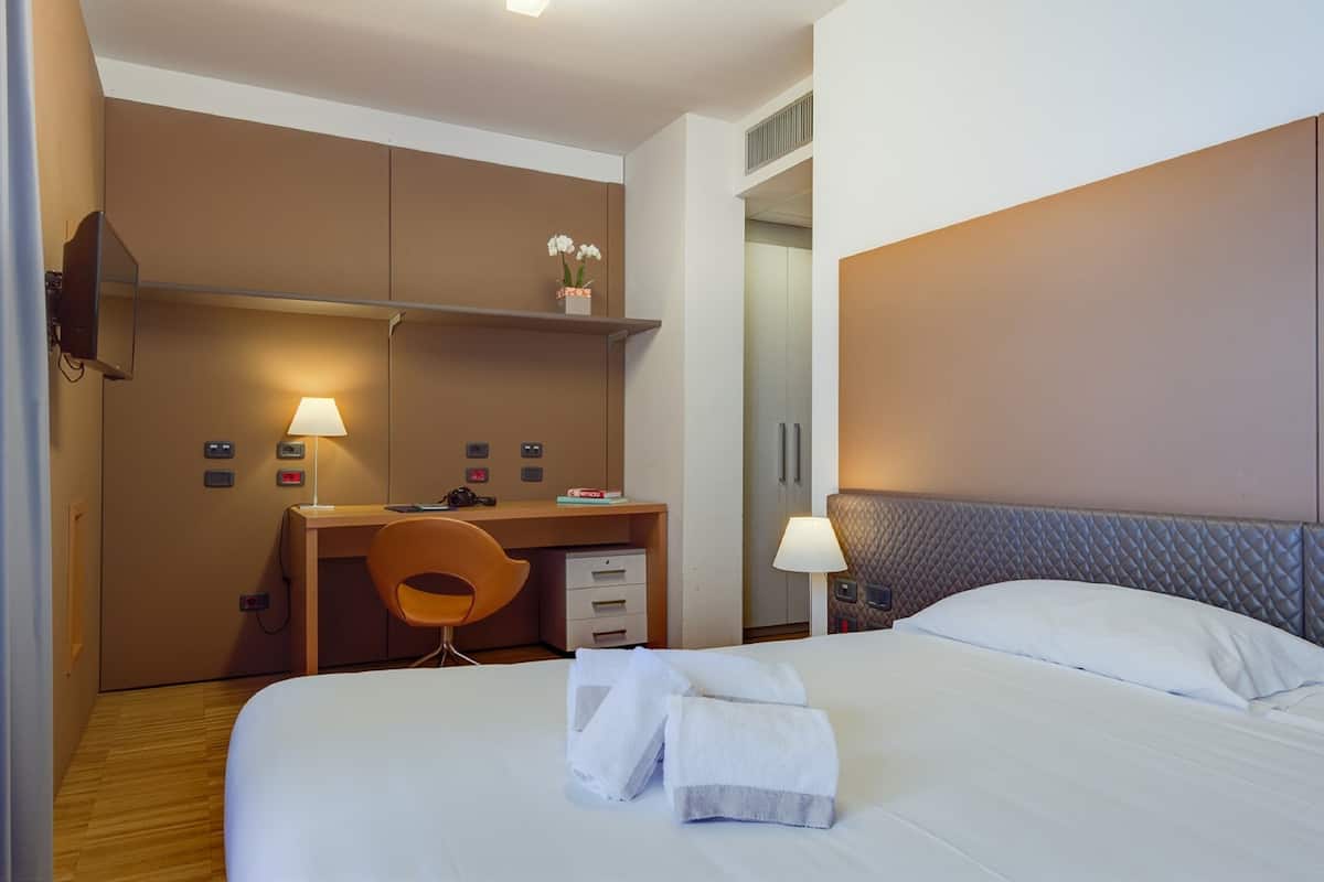 Desk, soundproofing, free WiFi, bed sheets