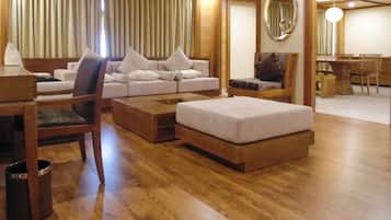 Suite, 1 Double Bed, Smoking | Hypo-allergenic bedding, minibar, in-room safe, desk