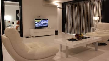 Suite, 1 Double Bed, Smoking | Living area | 32-inch LED TV with satellite channels, TV, DVD player