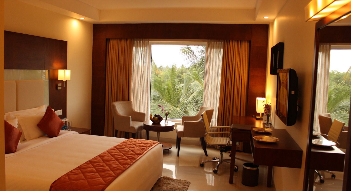 suite, 1 double bed, smoking | hypo-allergenic bedding, minibar, in-room safe, desk