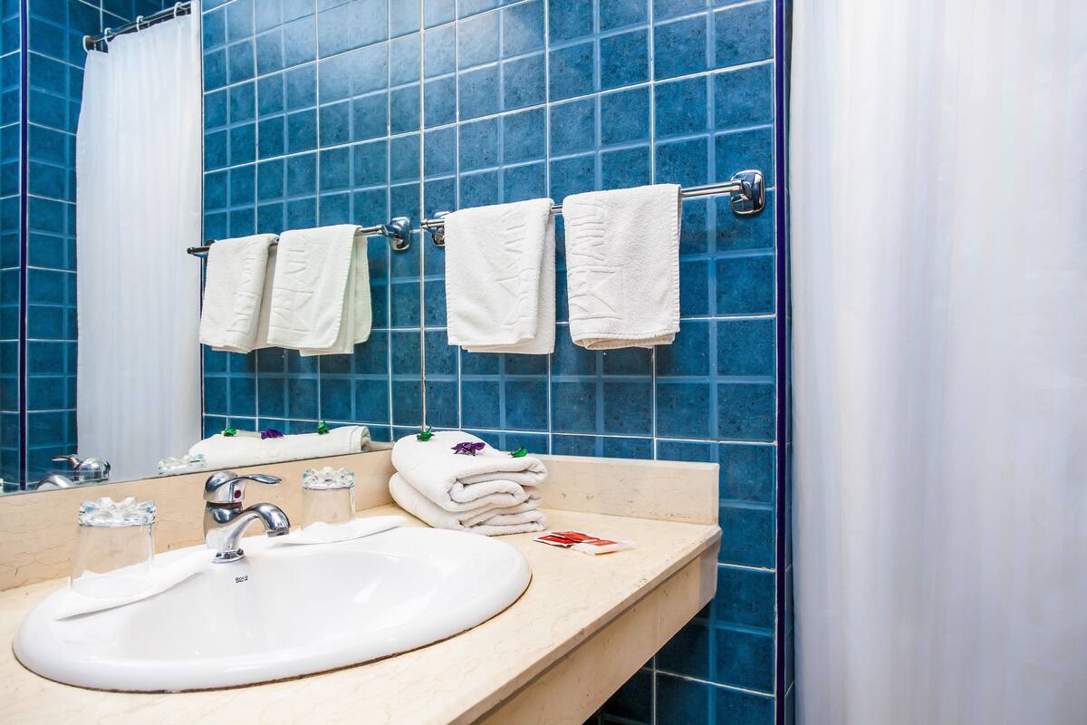 Ducha, artículos de tocador gratuitos, toallas