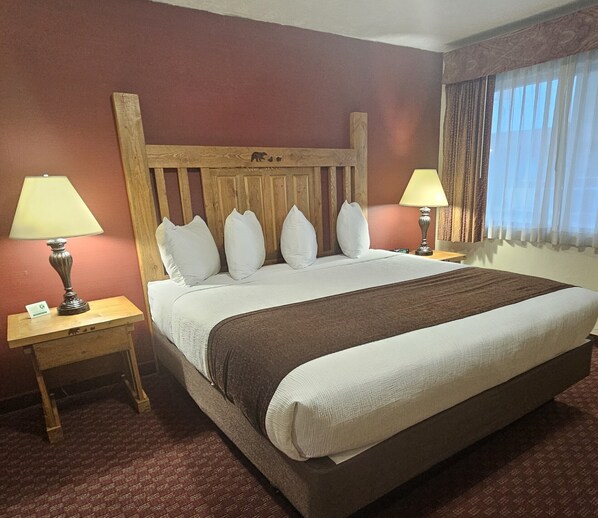 Habitación estándar | Escritorio, tabla de planchar con plancha, wifi gratis y ropa de cama 