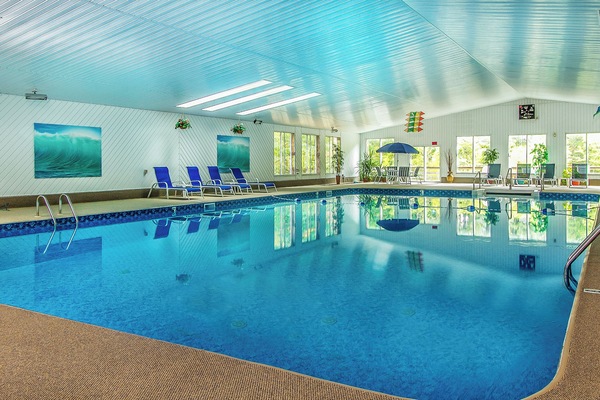 Indoor pool, sun loungers