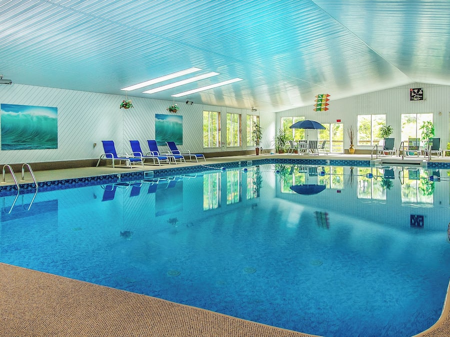 Indoor pool, pool loungers