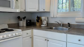 Casa de campo familiar, 3 habitaciones, cocina | Cocina privada | Refrigerador y cafetera y tetera