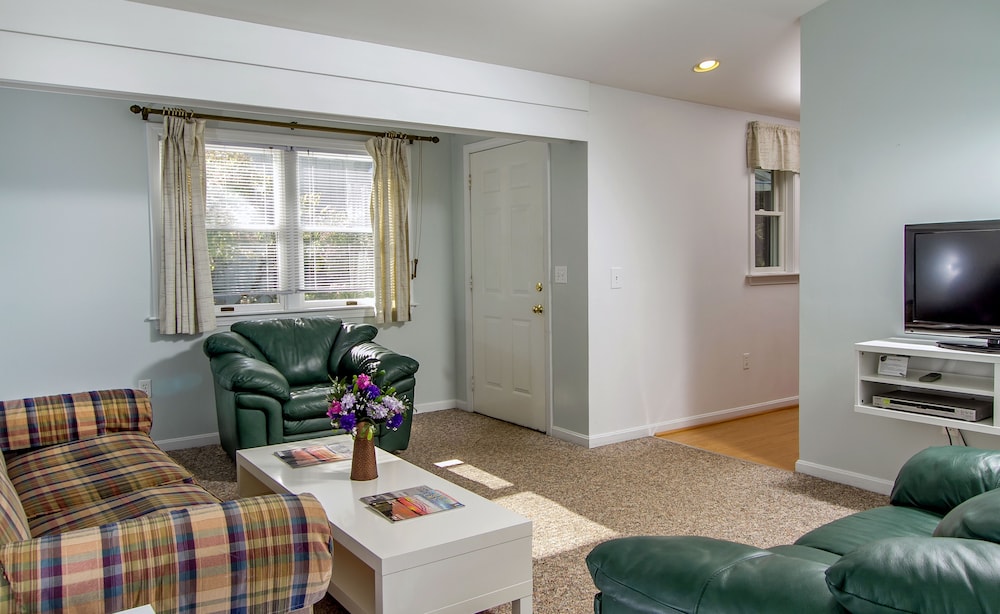 Even'tide Resort & Cottages by null