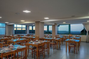 朝食 (ビュッフェ)、毎日提供 (無料)