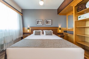 Luxury-Zimmer, Bergblick | Minibar, Zimmersafe, Schreibtisch, kostenloses WLAN