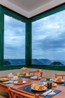 包含每日自助早餐