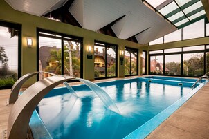 室内游泳池，日光浴躺椅