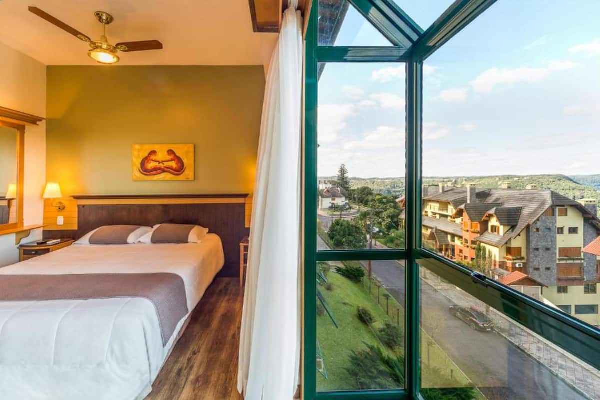 Een minibar, een kluis op de kamer, een bureau, gratis wifi