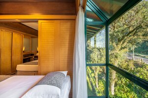 奢华四人房 | 迷你吧、客房内保险箱、办公桌、免费 WiFi