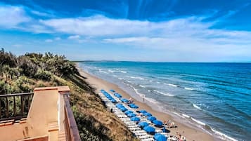 Bãi biển riêng, cát đen, ghế dài tắm nắng, dù trên bãi biển