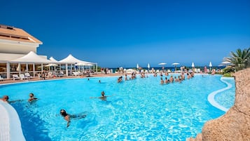 Una piscina al aire libre de temporada, sombrillas