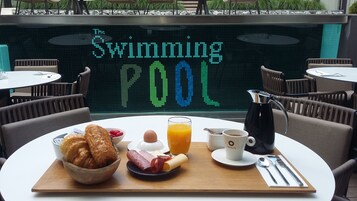 Desayuno continental diario (EUR 20 por persona)