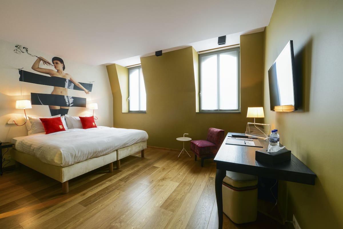 Habitación Deluxe (River side) | Ropa de cama de alta calidad, edredón y minibar
