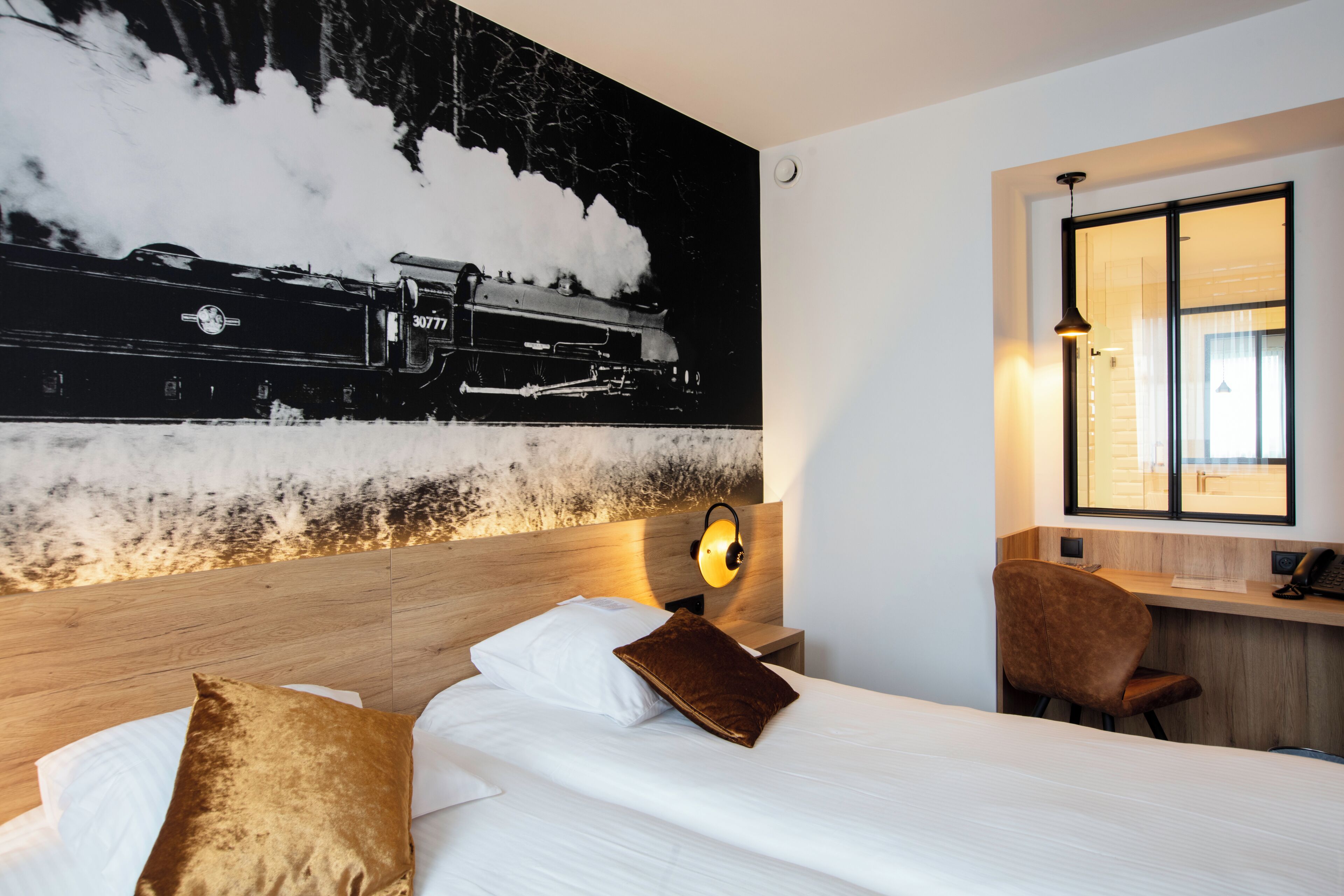 Double Room | 1 bedroom, in-room safe, individually furnished, desk