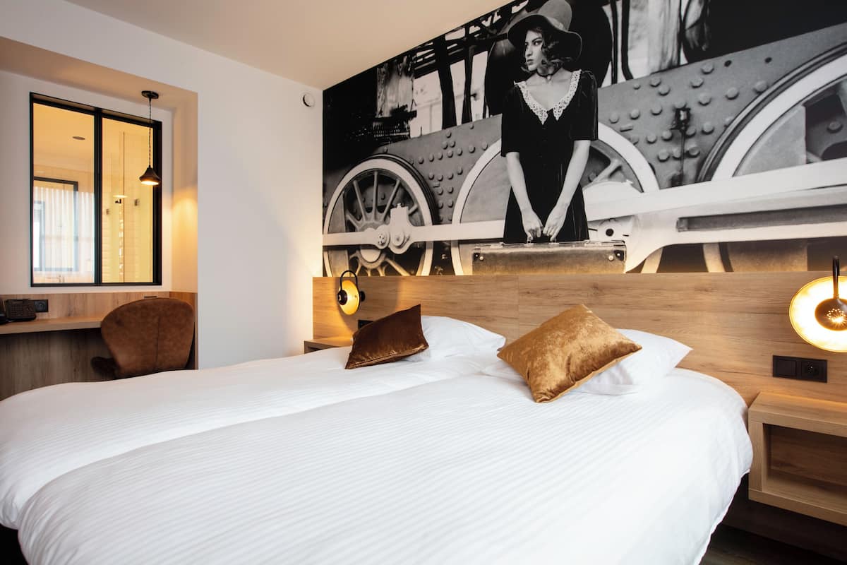 Superior Double Room | 1 bedroom, in-room safe, desk, blackout drapes