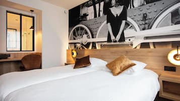 Double Room | 1 bedroom, in-room safe, individually furnished, desk