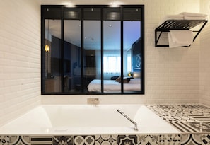 Habitación doble Deluxe | Baño | Amenidades de baño gratuitas, secadora de cabello, toallas